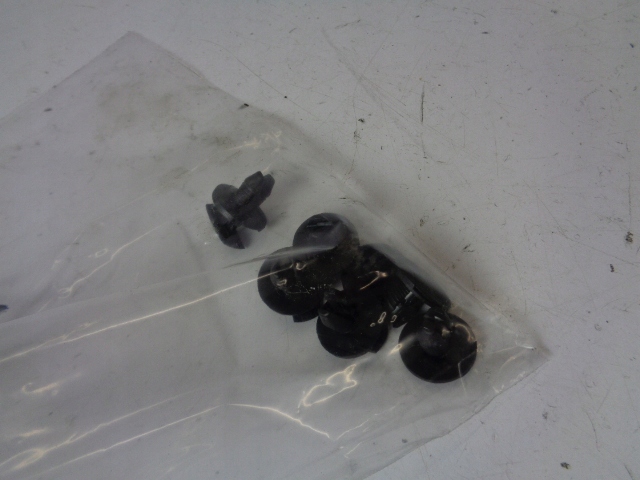 фото №5, Шумоизоляция капот клипсы peugeot 208 i 1.2 vti 2014 rok