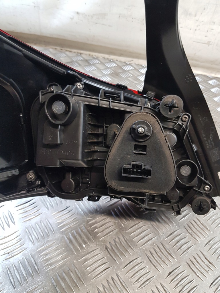 фото №11, Лампа правая задняя 9817299580 peugeot 301 lift 18r- europa