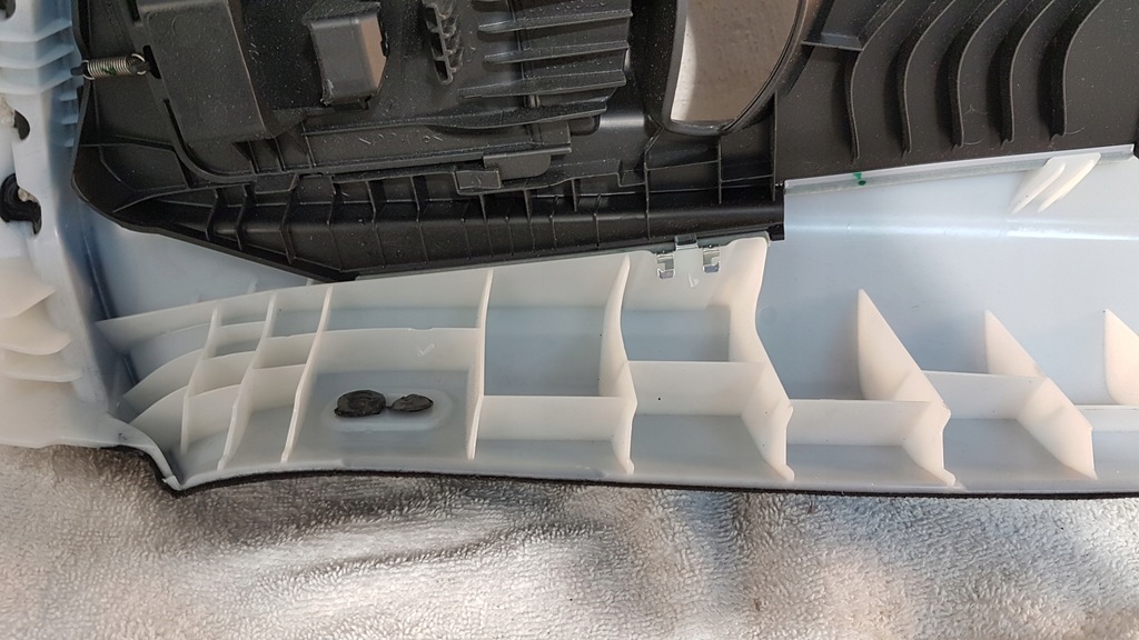 фото №13, Обшивка защита правого стойка b porsche taycan