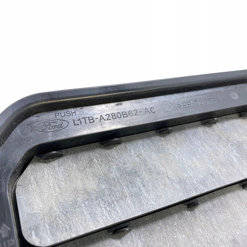 Ford kuga iii 2021 ліва сторона решітка вентиляційна pod бампером заднім Київ