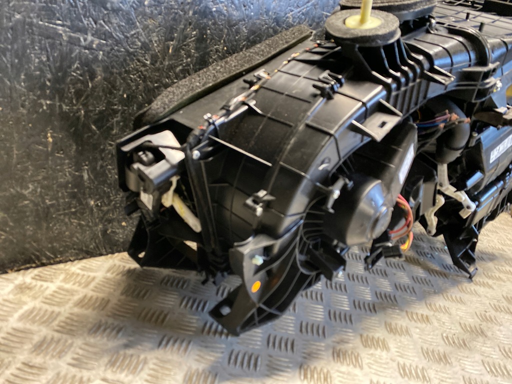 фото №2, Корпус вентилятор land rover range rover velar 2017 j8a219b555fd