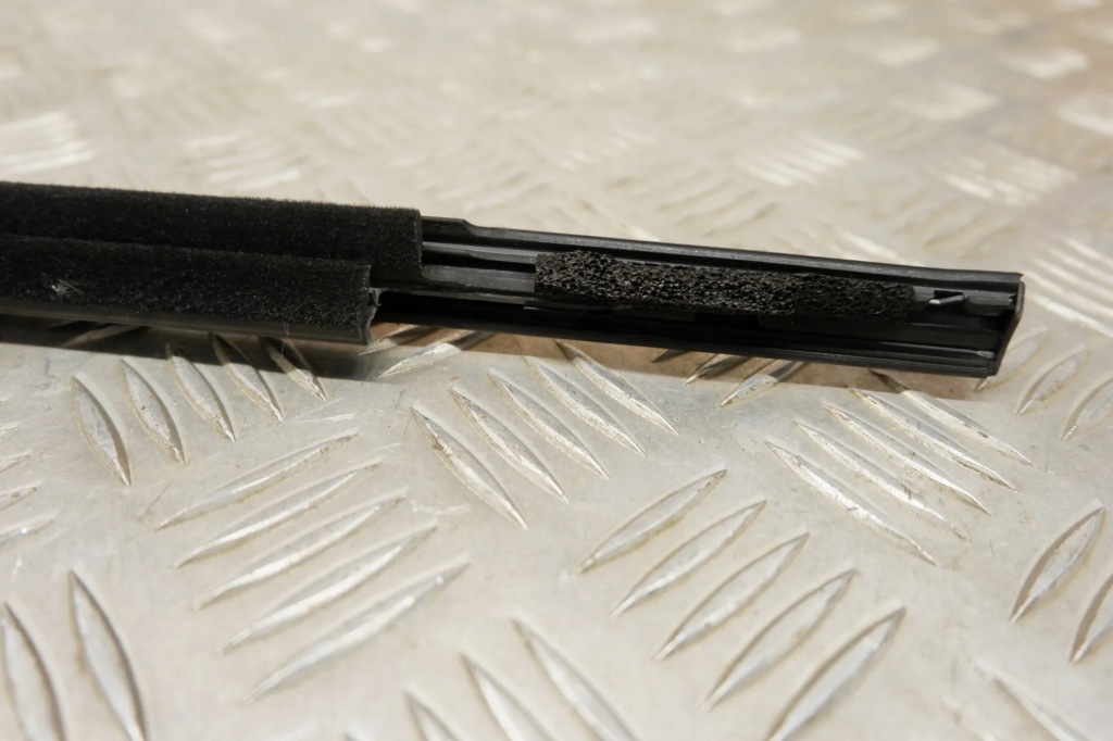 Молдинг передніх правих двері toyota prius _w5_ 7571047040 1.8l hybrid Зі Шроту