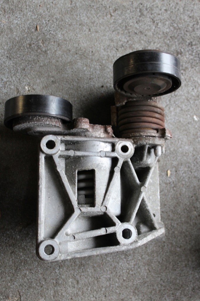 фото №1, Volvo v50 04-12 кронштейн натягувач ремінь ролики 2.4 бензин