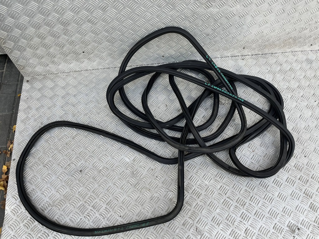 фото №2, Напрямна скло двері задня ліва cupra formentor 20-