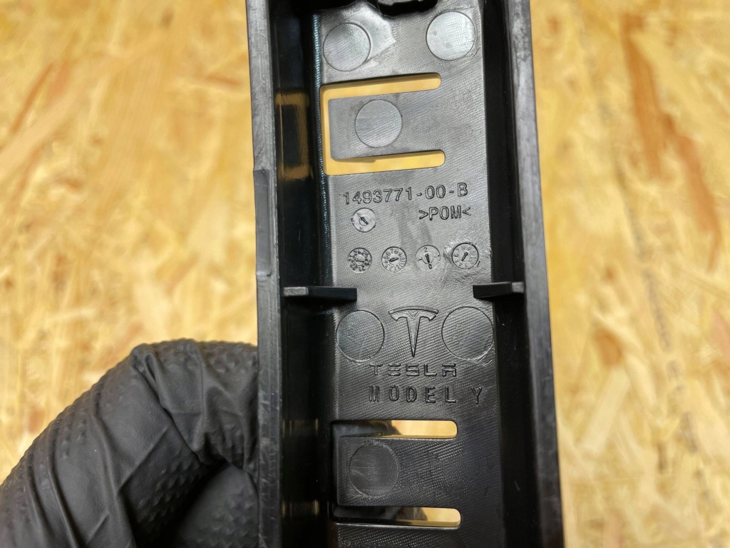 Кронштейн напрямна бампера перед правий tesla model y 1493771-00-b 2020- Ціна