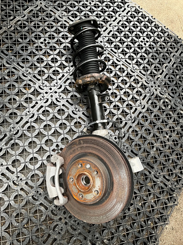 фото №1, Volvo xc40 t3 поворотний кулак ліва амортизаторна стійка