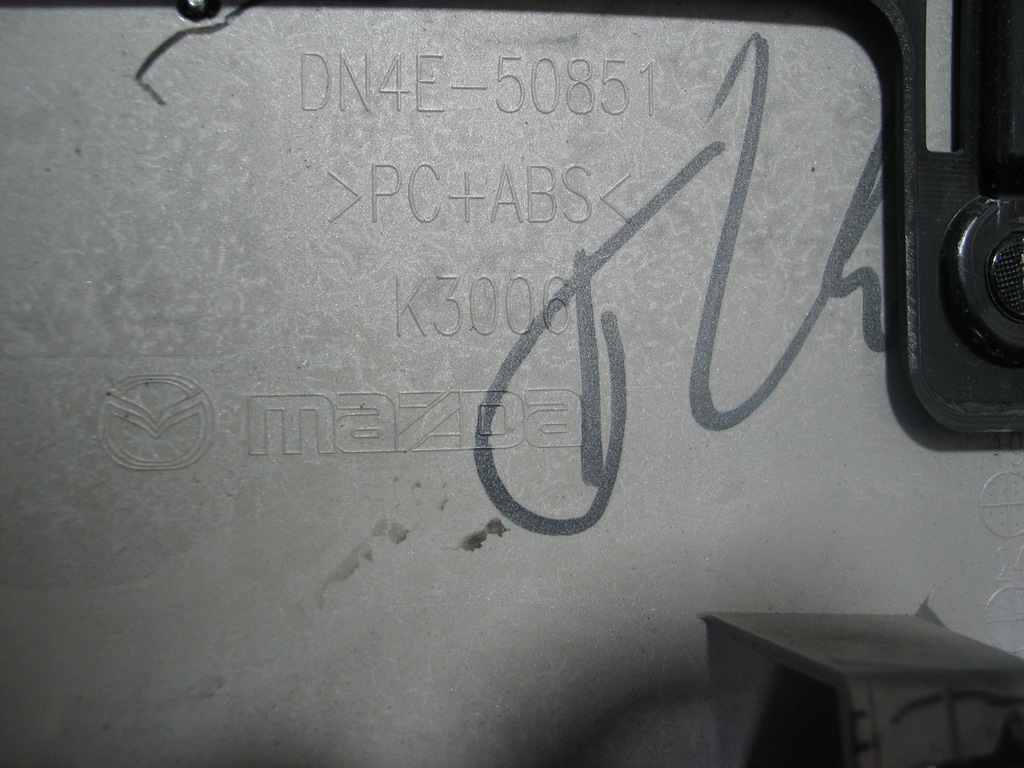 фото №16, Значок молдинг кришка багажника панель накладка кришки mazda mx-30 mx30 dn4e-50851