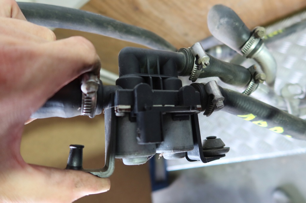 фото №10, Электроклапан отопителя шланги bmw e65 6906652