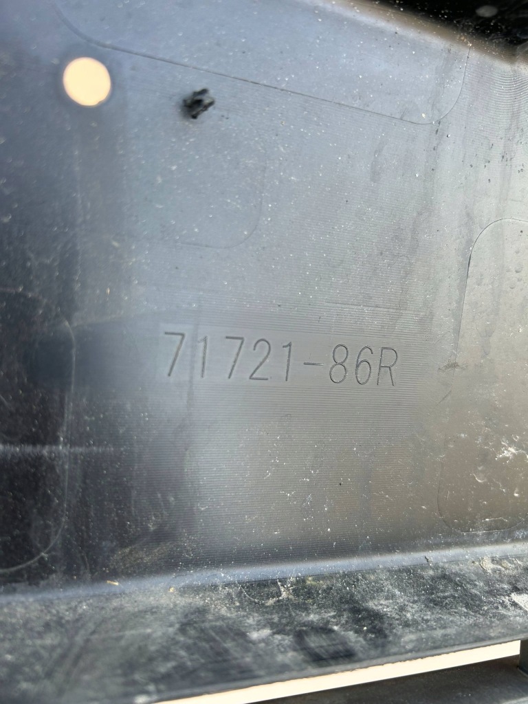 Suzuki vitara 2 lift ii решітка середня бампера перед 7172186r Недорого