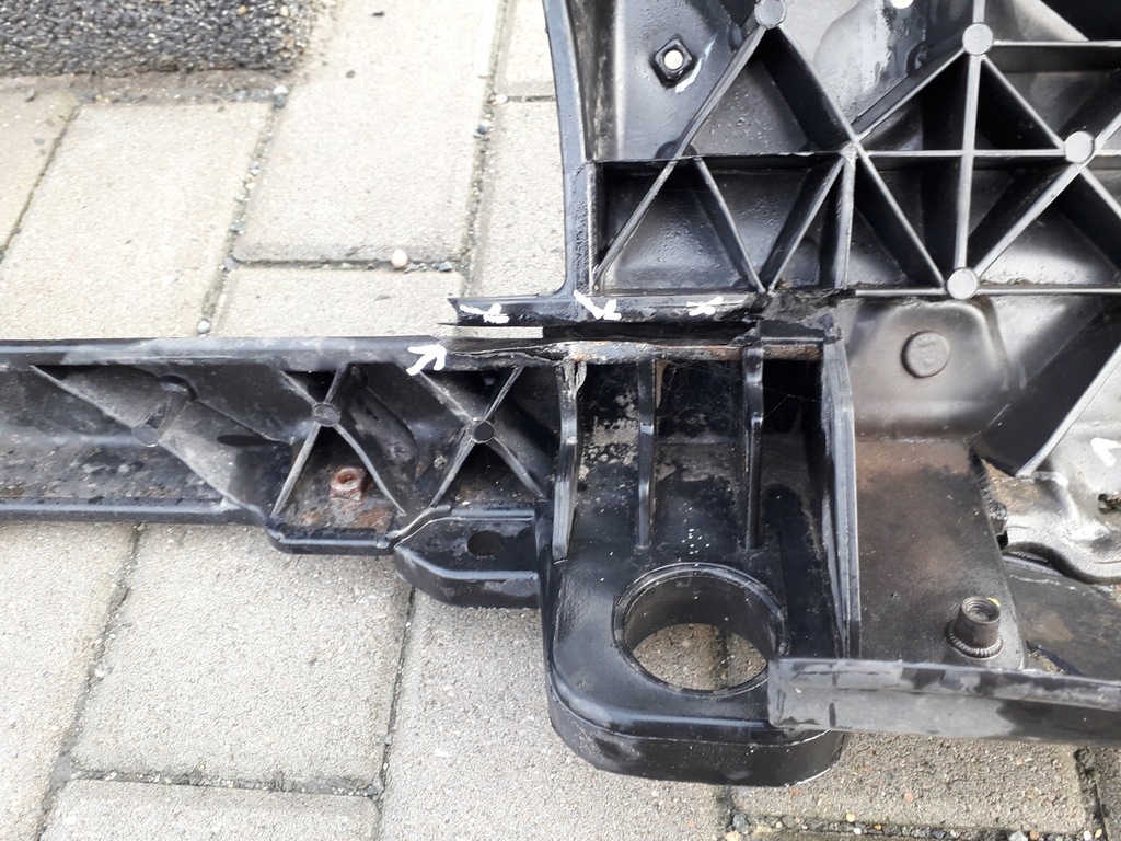 фото №11, Hyundai i30 1 i 07- pas передний усилитель передний 64101-2r000