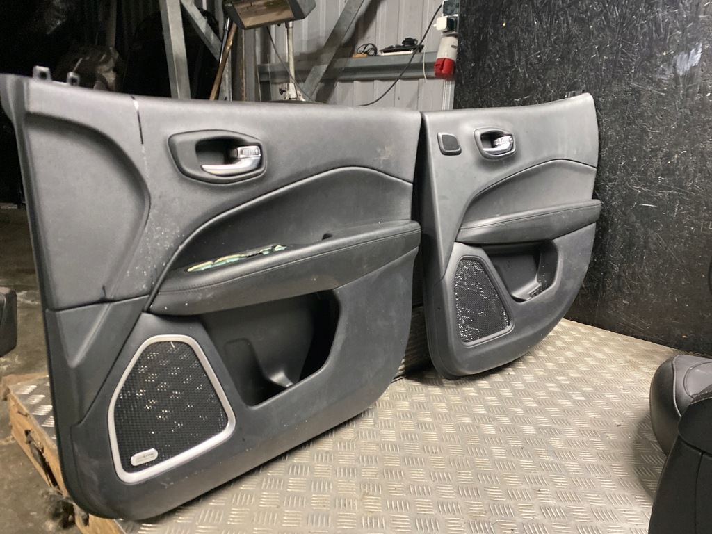 фото №9, Сидіння, заднє сидіння, комплект jeep compass 2020 панель двері підлокітник