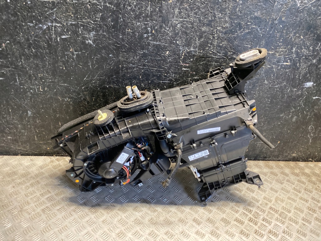 фото №1, Корпус вентилятор land rover range rover velar 2017 j8a219b555fd