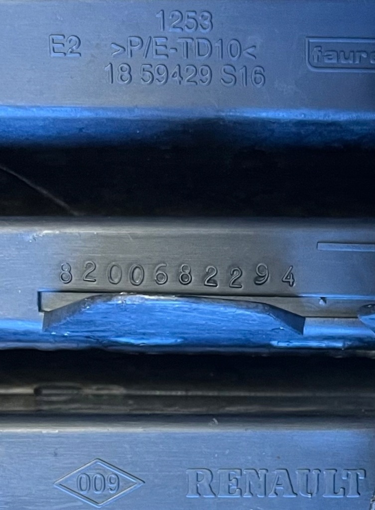 Решітка бампера перед решітка  renault clio 3 2005-2012 1859429s16 Доставка