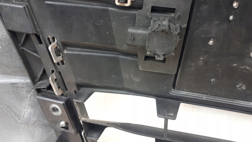 фото №15, Audi a4 8w0 15- бампер передний решётка радиатора 8w0807437