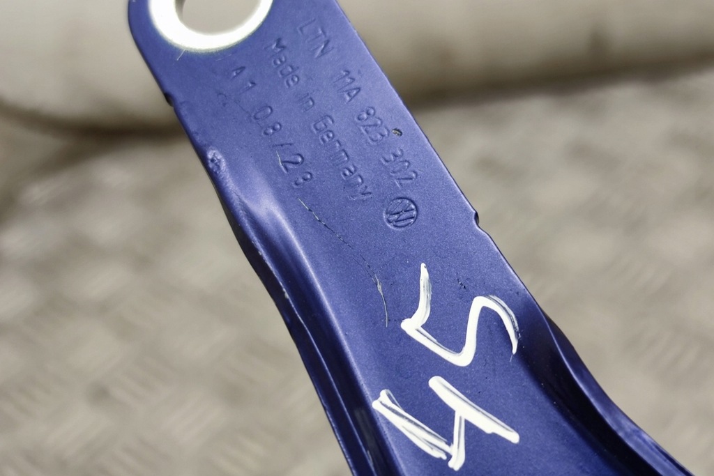 фото №8, Правий петля капот vw id.5 e39 11a823302 electric 150kw 2023