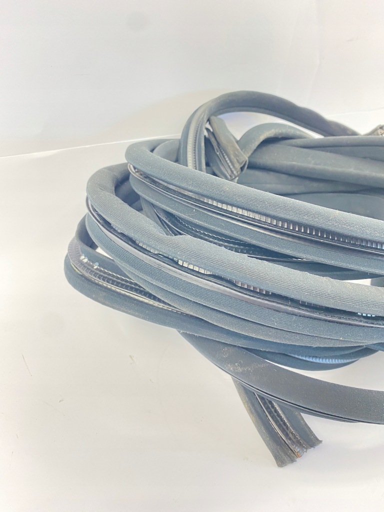 Уплотнители велюровые дверь чёрные 4шт комплект  mercedes w140 с Разборки