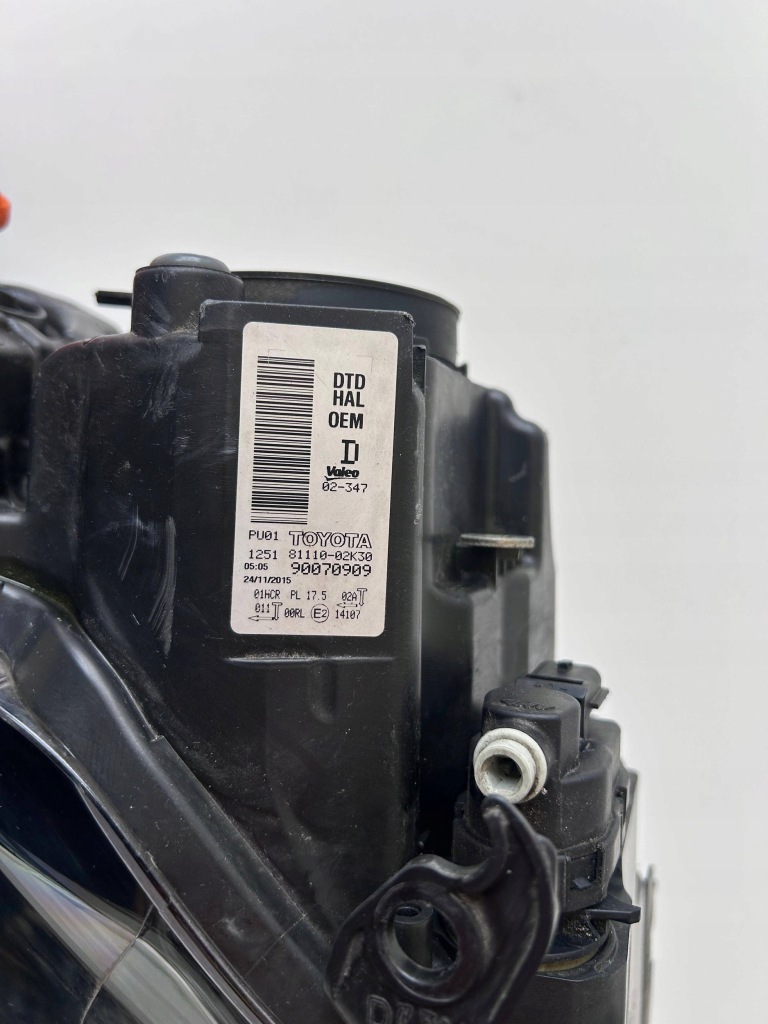 Toyota auris 2 рестайлінг  фара правий перед led 81110-02k30 Зі Шроту