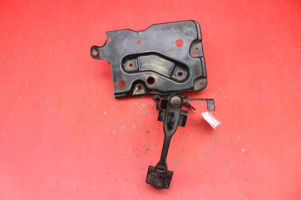 Основание аккумулятор toyota yaris 3 3 14-17 в Украине