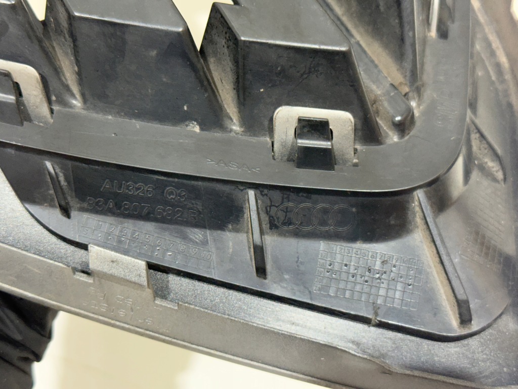 Купити Audi q3 2 83a решітка права бампера передній перед оригінал !