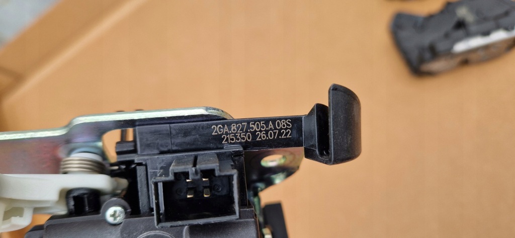 фото №2, Замок крышки 2ga827505a t-roc golf 8 viii новый oryg