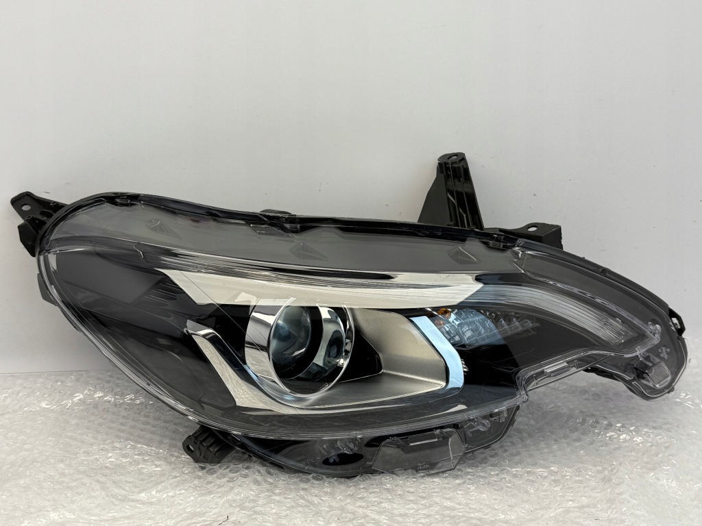 Купити Peugeot 108 2 фара правий 90026267