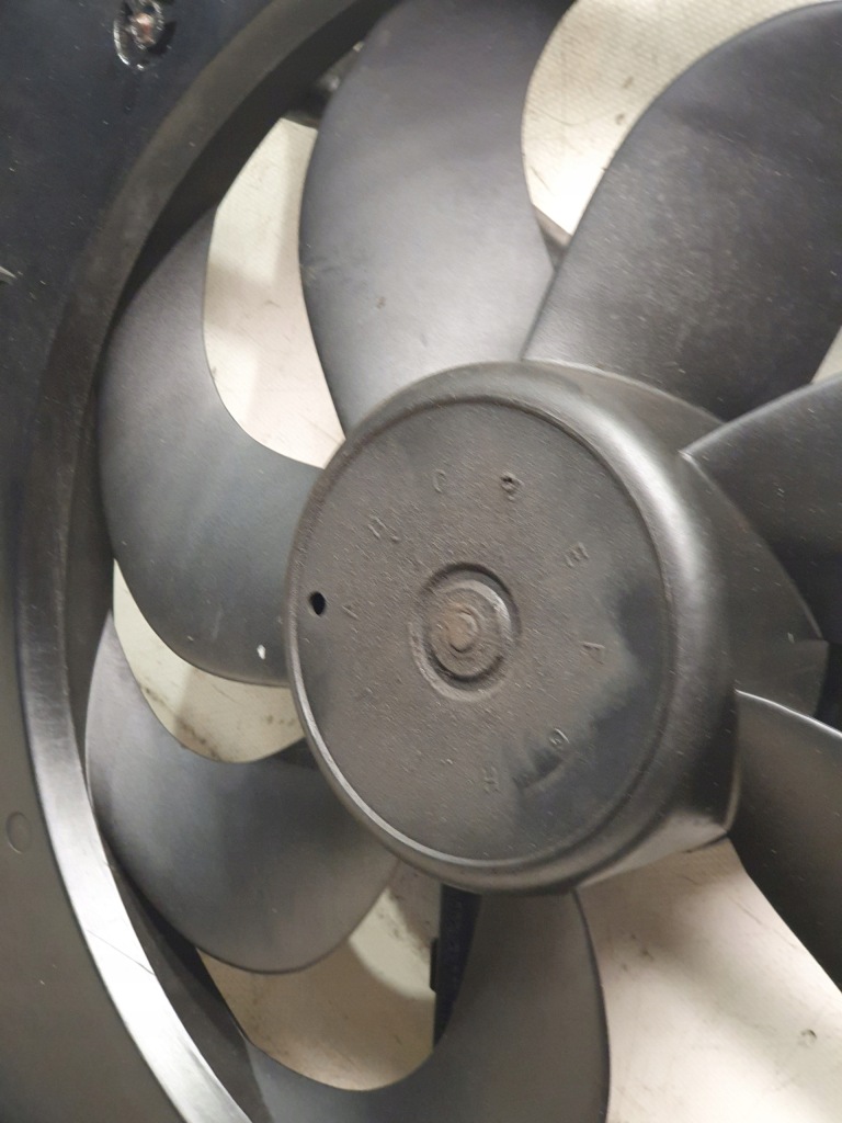 фото №13, Вентилятор радиатора корпус оригинальный номер 1j0121207d audi a3 8l 1.8 125km 97r.