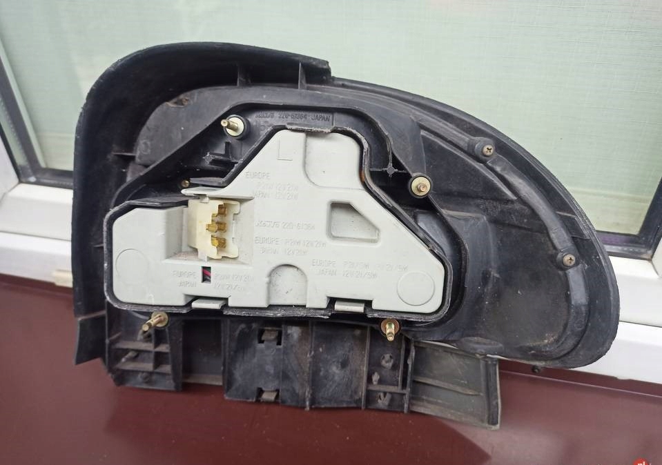 фото №5, Mazda 121 лампа задняя задняя левая молдинг маскировочная вкладыш