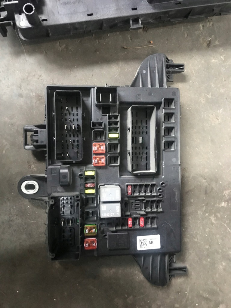 Купить Opel insignia a 1.6 коробка предохранителей 13485563