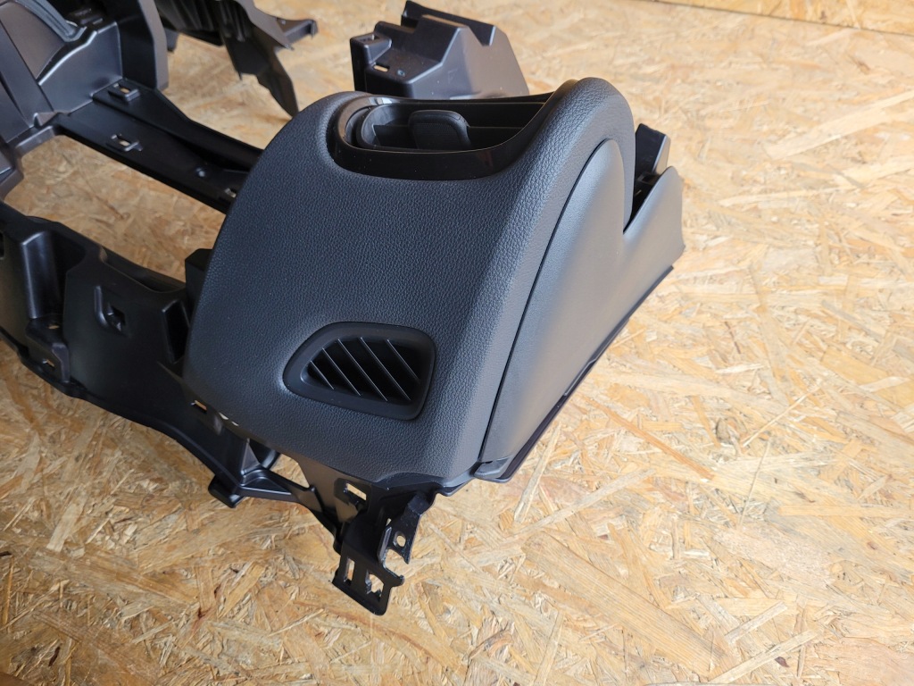 фото №8, Toyota yaris iv 4 приборная панель приборная консоль приборная панель подушка безопасности ремни оригинал fv