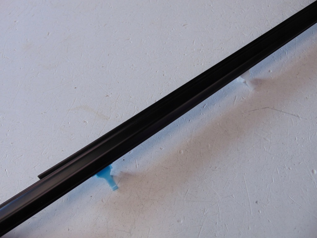 Молдинг уплотнитель правый  перед mazda 626 97-02 Недорого