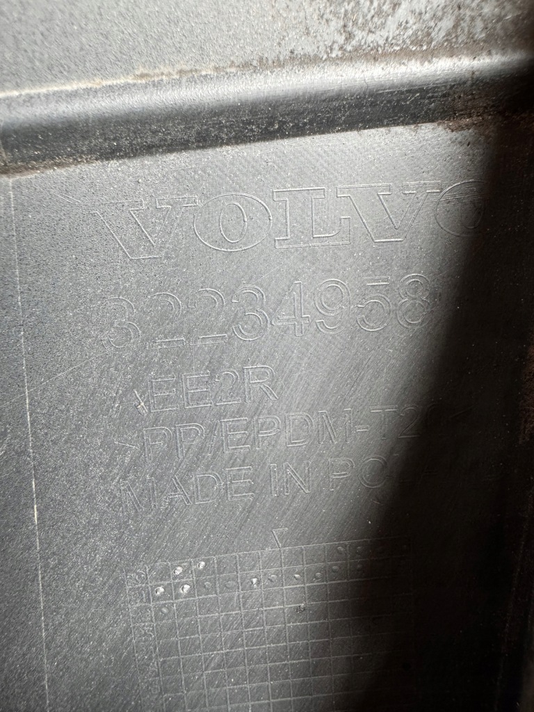 Volvo xc60 ii 2 r-design рестайлинг  21- решётка радиатора под камера бампер передний 32234958 Киев