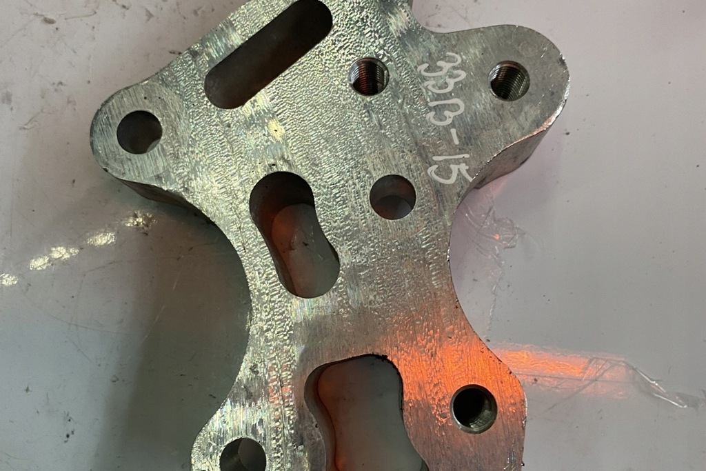 фото №1, Левая кронштейн двигателя jeep renegade off-road bu 51938557 1.4l бензиновый 103kw