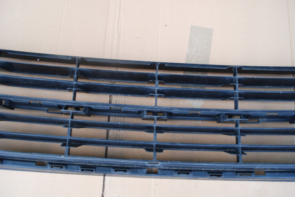 Решітка середня бампера renault scenic 3 3 рестайлінг  622549048r Ціна