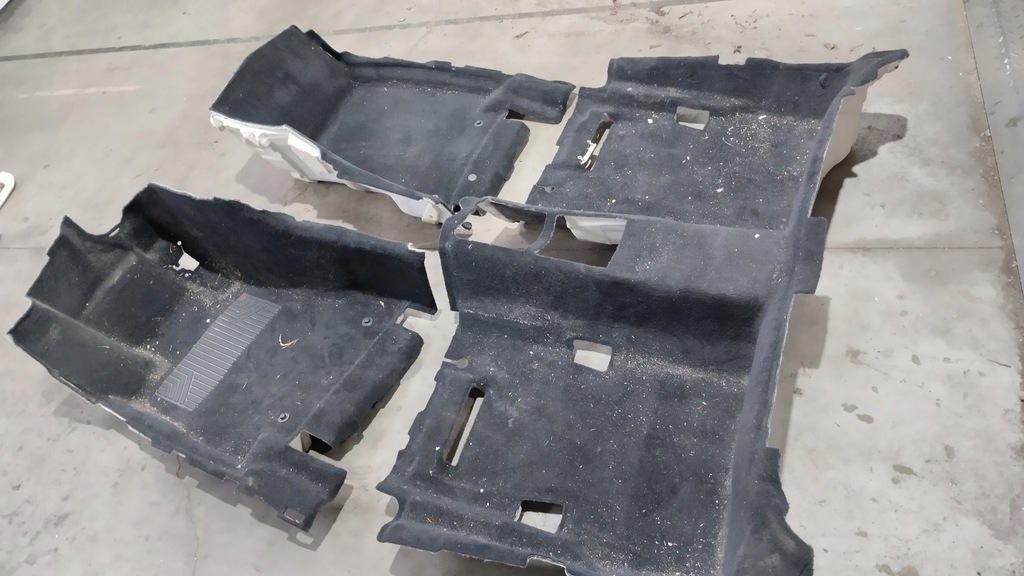 фото №1, Обшивка килимок mercedes e-klasa w213 задня