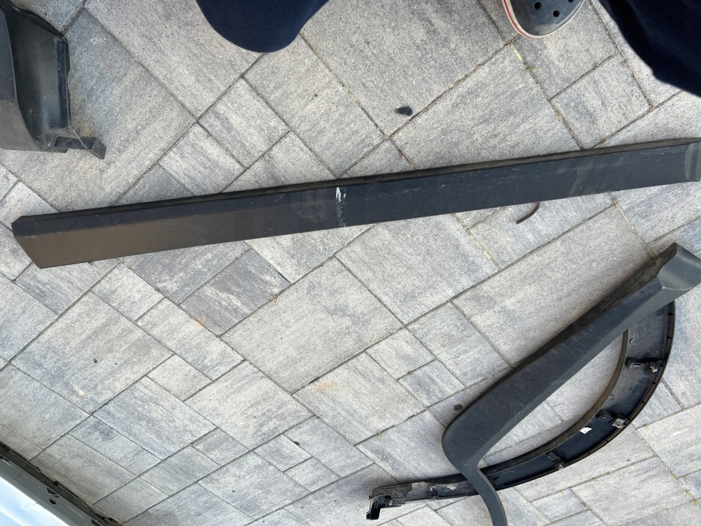 фото №1, Молдинг дверь левый перед kia stonic 87723-h8400