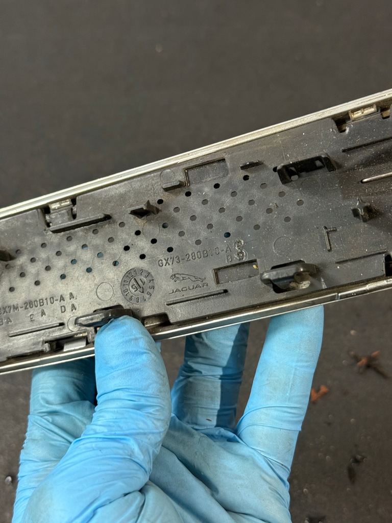 фото №8, Jaguar xe молдинг крила права gx73-280b10