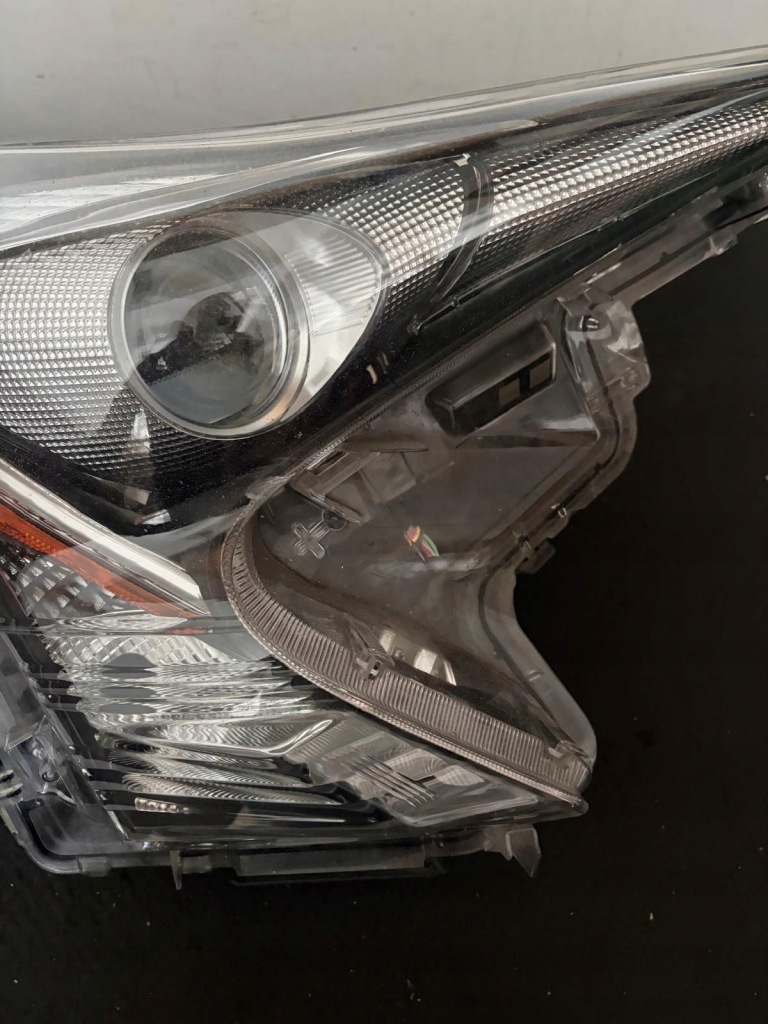 Фара правый  фара правый toyota prius 4 iv full led оригинал Недорого