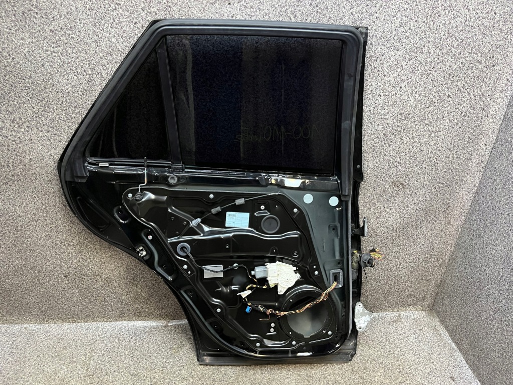 Дверь левый задний  левая задние ml w164 197u c197 чёрные 100-110 umfe комплект  в хорошем состоянии с Разборки