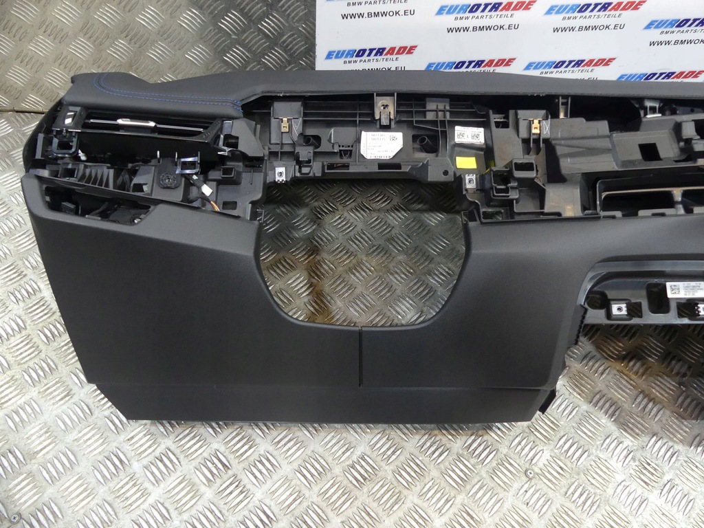 фото №8, Bmw x1 u11 приборная панель приборная консоль czarna sensatec шов niebieski hud