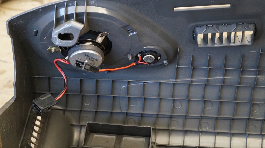 фото №5, Приборная панель корпус консоли кабины правая 20372152