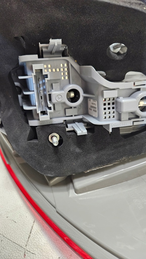 фото №7, Mercedes-benz оригинальный номер a2468200664 лампа задняя p