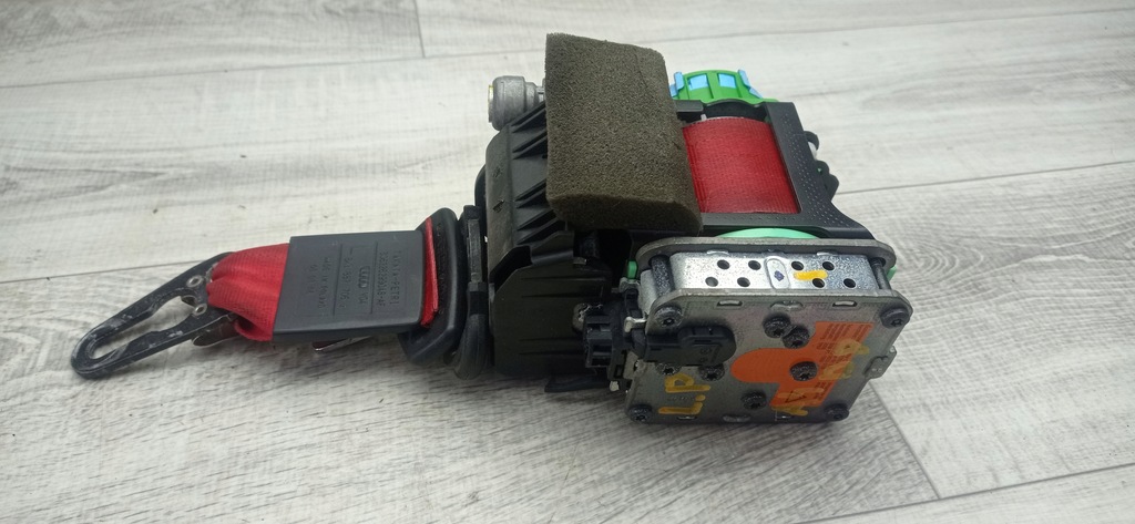 фото №1, Audi a4 b8 pas безопасности левый перед красный