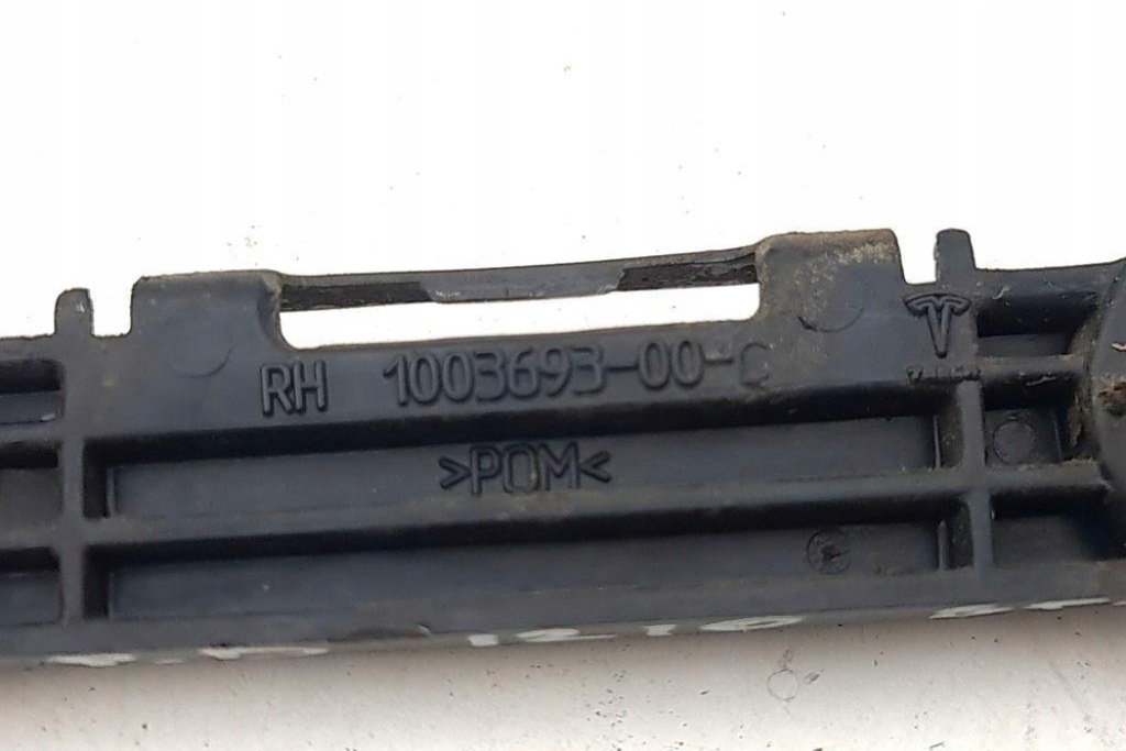 Правий напрямна передній бампера tesla model s 600882100d electric 2015 Доставка