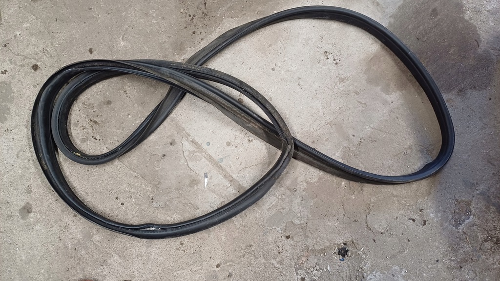 фото №1, Mercedes w212 kombi прокладка кришки багажника