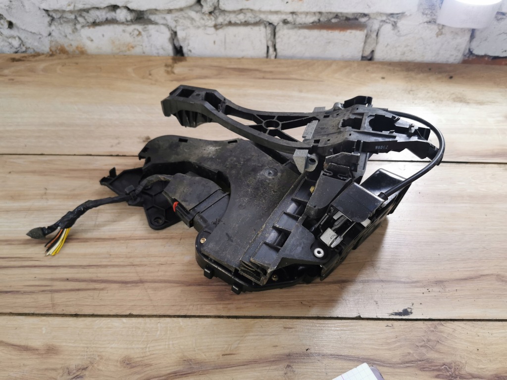 фото №1, Замок левый задняя volvo v50 8 pin