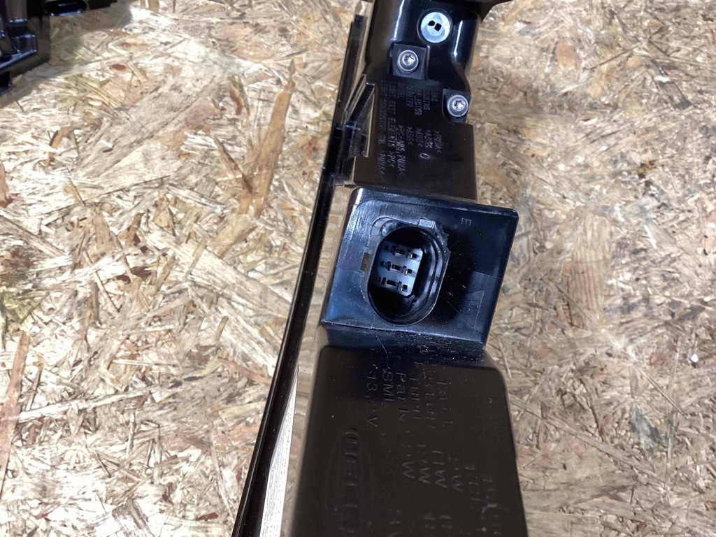 фото №14, Porsche taycan лампа задняя правая левая накладка 9j0945082k 9j1945096a 9j1945095a