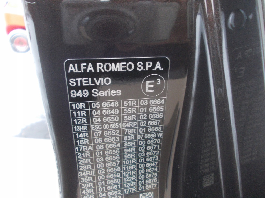 Стойку средний дверь правый  alfa romeo stelvio lak 480 Киев