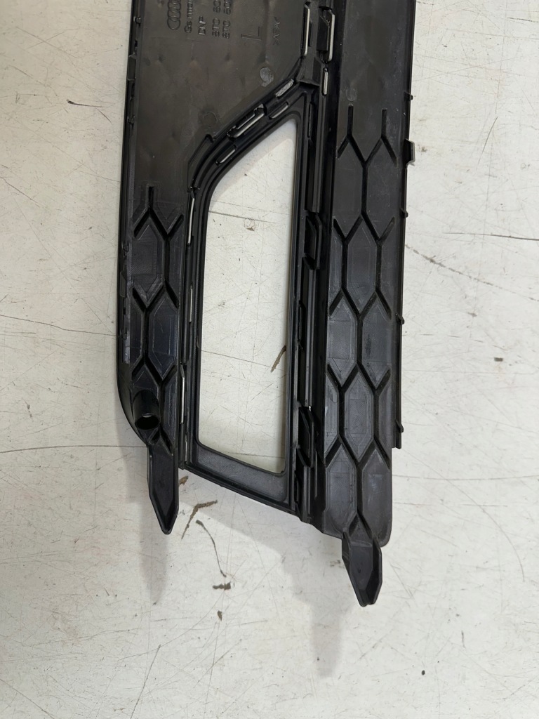 Решітка бампера ліва audi a5 8t0 s-line рестайлінг  8t0807681k Зі Шроту