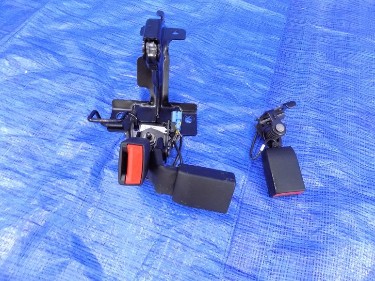 фото №1, Защёлки ремней задняя mercedes a klasa w176 lift