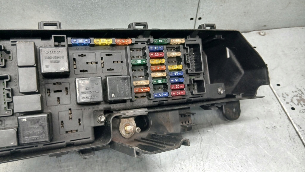 Коробка предохранителей оригинальный номер 9494210 volvo s60 v70 2 s80 2.4 d5 в Украине